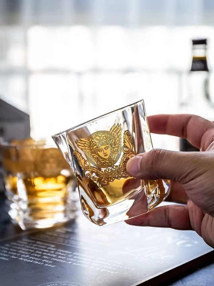 Medusa Gold Head Painted Whisk - Wine Beer Glass recension och pris